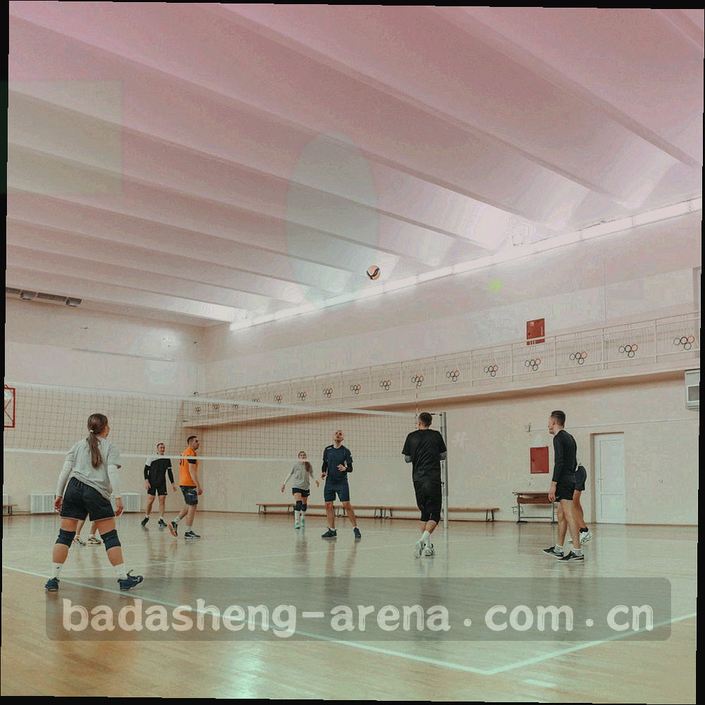 球场看台局部与通道视角，强调空间感而非人物