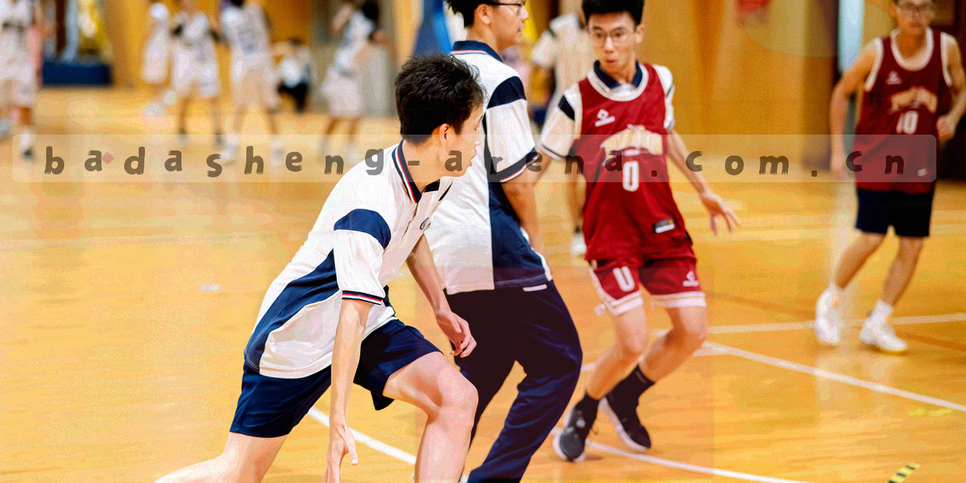 夜间看台与场地灯光局部，比赛开始前观众陆续入座